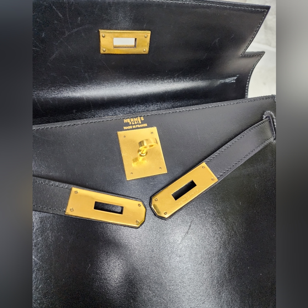Hermès Kelly 28 in Black Box Leather with Gold Hardware - Picture 16 of 17